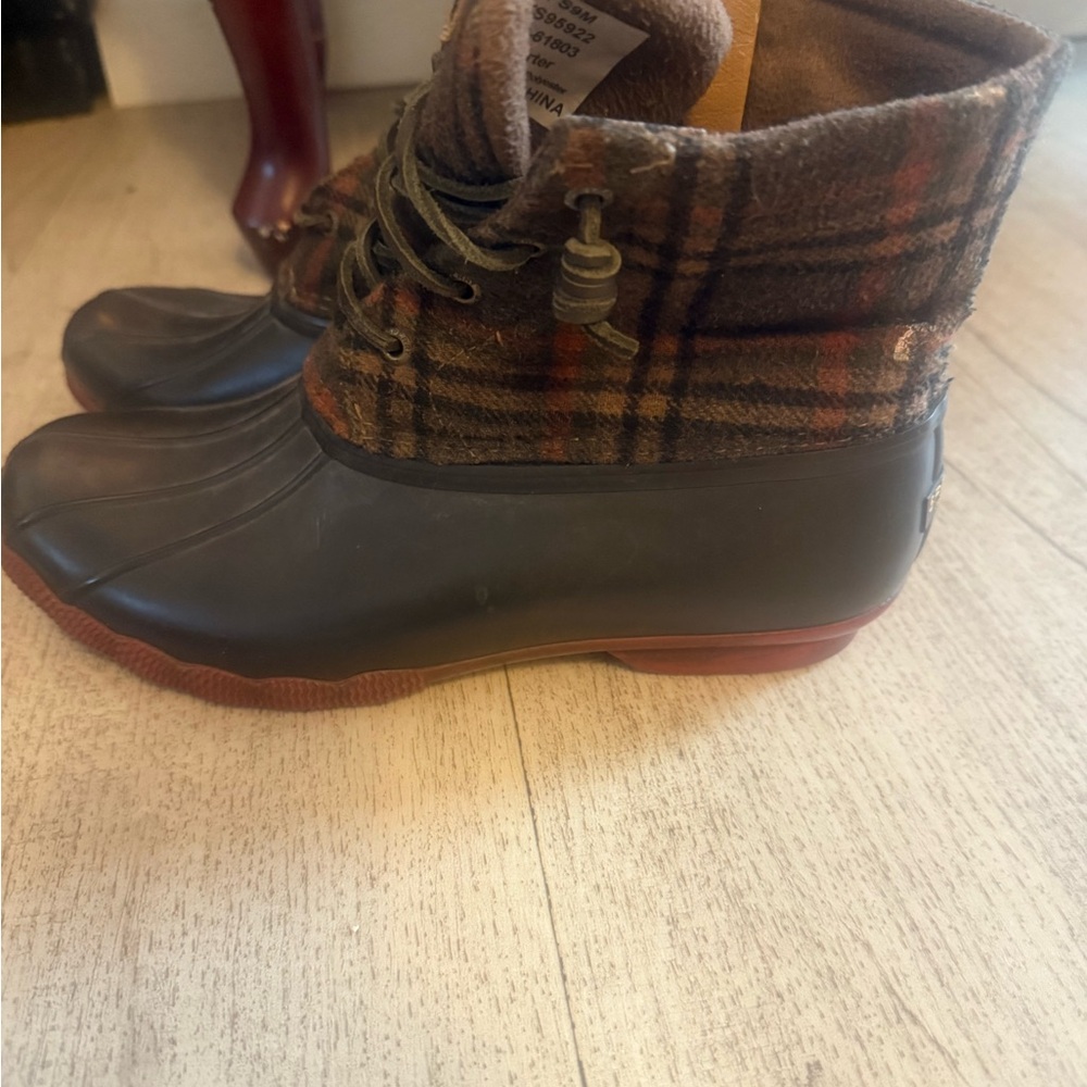 Sperry Brown Plaid Winter Boots size 9 plaid .